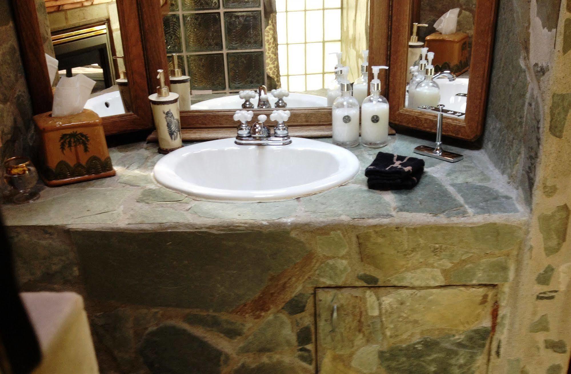 The Stone Hedge Bed And Breakfast Richmond Luaran gambar